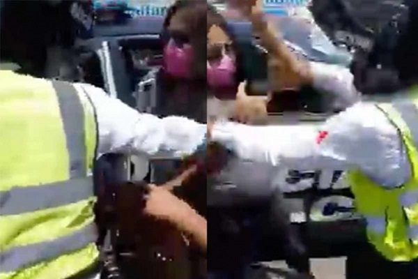 Captan agresión de policías a mujeres que impedían arresto, en Michoacán #VIDEO