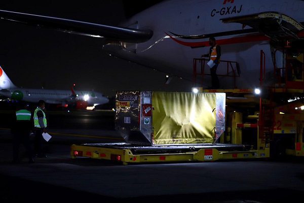 Llegan a México 487,500 dosis de vacunas de Pfizer