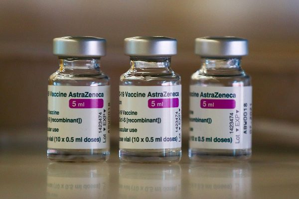 Holanda suspende vacuna de AstraZeneca en menores de 60 años