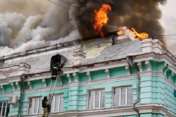 Realizan cirugía a corazón abierto en medio de un hospital en llamas #VIDEO