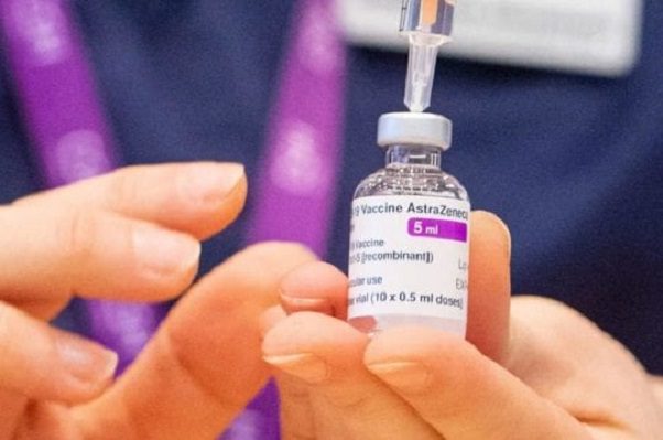 Reino Unido detecta 30 casos de coágulos por vacuna de AstraZeneca