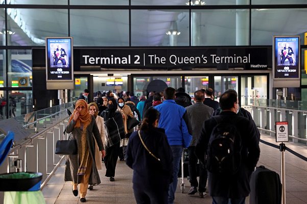 Inglaterra cierra sus fronteras a cuatro países por variantes de Covid-19