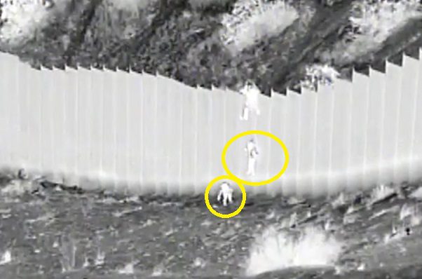 Dos pequeñitas fueron arrojadas desde el muro fronterizo entre México y EU #VIDEO