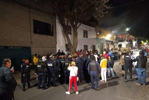 Se desata riña entre policías y vecinos en la Miguel Hidalgo #VIDEO