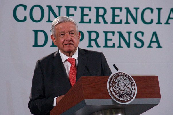 AMLO defiende nuevos libros de la SEP por no ser "neoliberales"