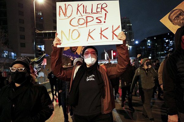 La muerte de otro hombre afroamericano por policías desata protestas en Mineápolis