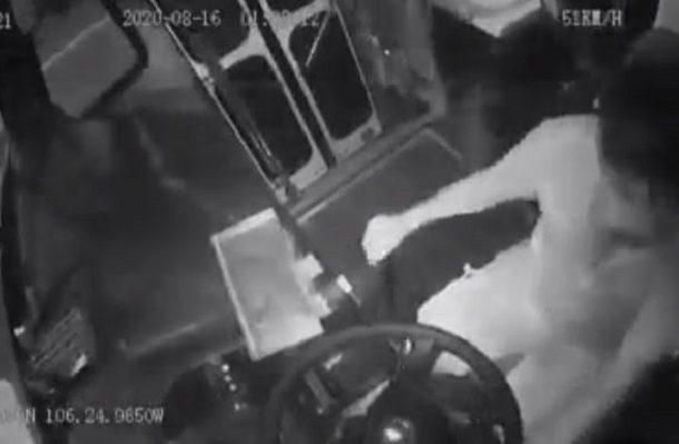 Registran en #VIDEO choque de transporte público en Mazatlán