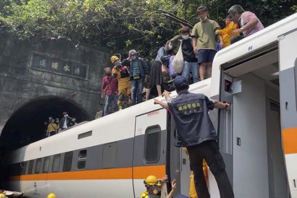 Al menos 51 muertos deja descarrilamiento de tren en Taiwán #VIDEOS