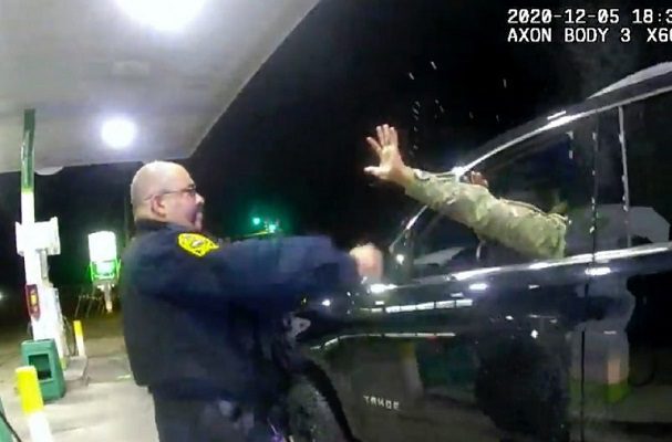 Registran violenta detención de policías contra militar afroamericano en EU #VIDEO