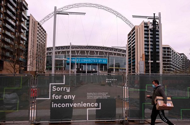 Reino Unido probará "pasaportes COVID" en cines y eventos deportivos