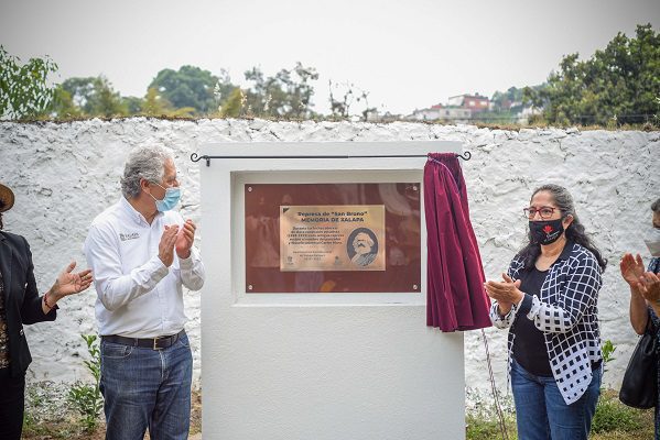 Colocan placa dedicada a Karl Marx en Xalapa para conmemorar lucha de obreros