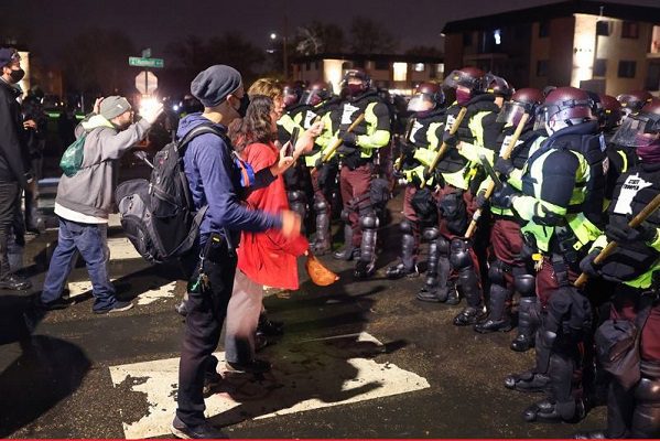 Protestas en Minneapolis por muerte de afroamericano a manos de policías #VIDEOS