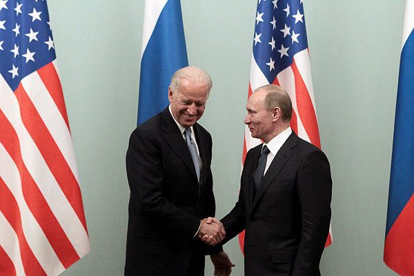 Biden propone a Putin una reunión en un "tercer país"
