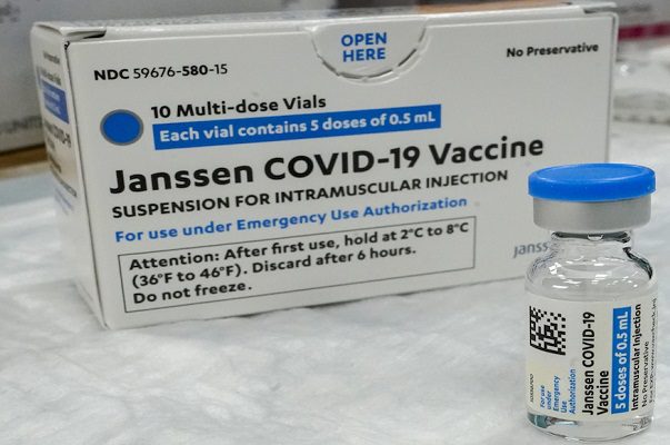 Los reguladores de EU recomiendan suspender uso de vacuna J&J por posibles trombos