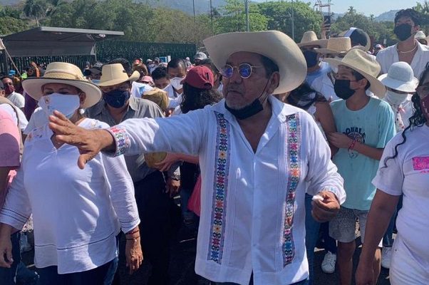Salgado Macedonio encabeza marcha en Acapulco contra retiro de candidatura #VIDEO
