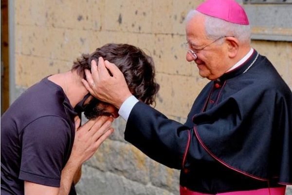 Sacerdote anuncia renuncia en plena misa argumentando que se enamoró