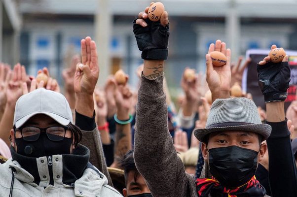 Protestan contra el golpe de Estado en Birmania con huevos de Pascua #IMÁGENES