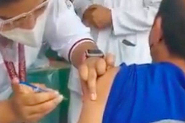 Cesan a enfermera tras fingir aplicar vacuna antiCovid en la GAM #VIDEO