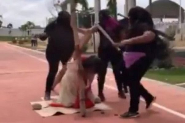 En lugar de romanos, encapuchadas golpearon a Jesús en viacrucis en Tabasco #VIDEO