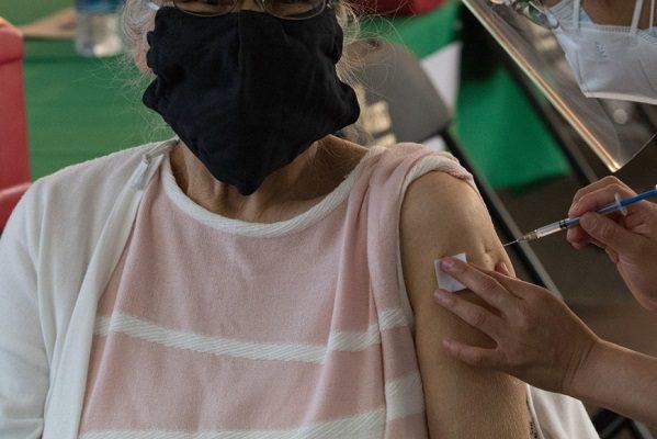 Abuelita pide ayuda en centro de vacunación antiCovid, en Iztapalapa