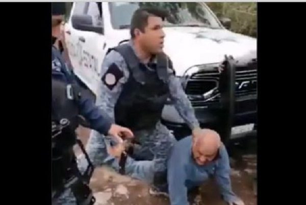 Con lujo de violencia, policías en Puebla sometieron a adulto mayor #VIDEO