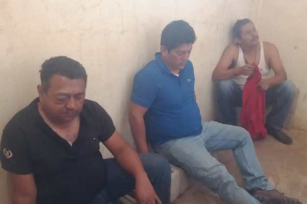Tras confundirlos con secuestradores, intentan linchar a policías, en Veracruz