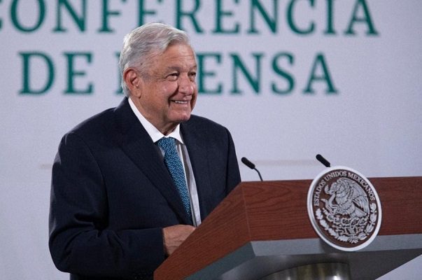 AMLO se pondrá la vacuna de AstraZeneca el martes: insiste en que es segura