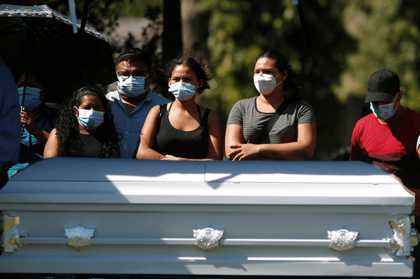 Ya fue sepultada en El Salvador Victoria Salazar