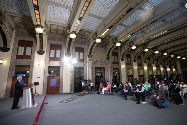 AMLO propone hacer encuesta para definir candidaturas de Salgado Macedonio y Morón