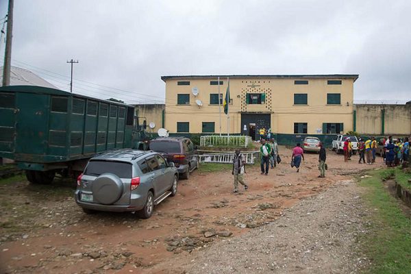 Tras ataque armado, mil 800 presos se fugan de cárcel en Nigeria #VIDEO