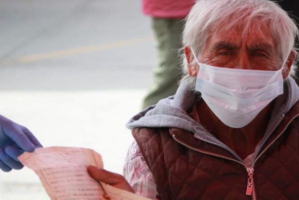 Adulto mayor presenta su fe de bautismo para recibir vacuna antiCovid en Hidalgo