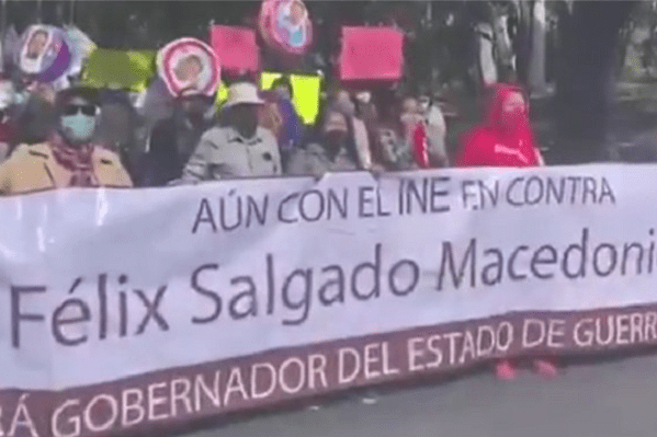 Simpatizantes de Salgado Macedonio se manifiestan en la sede del INE #VIDEO