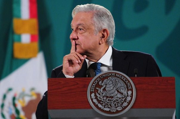"Atentado a la democracia": AMLO sobre retiro de candidaturas a Salgado Macedonio y Morón