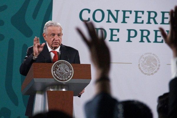 AMLO censura uso de niños para autodefensas en Guerrero