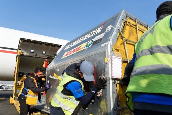 Arriba cargamento con 487 mil 500 vacunas de Pfizer