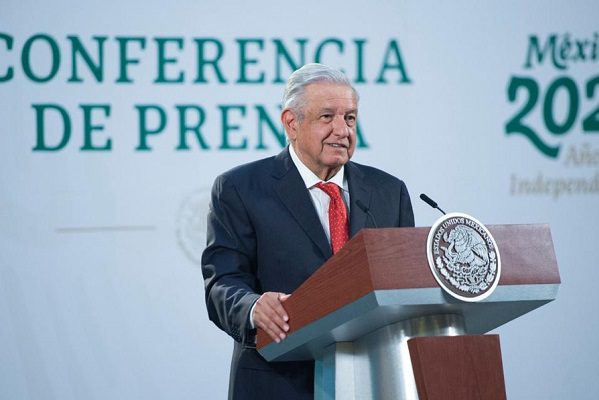 "Si no te corresponde, no", insiste AMLO a médicos que piden vacuna