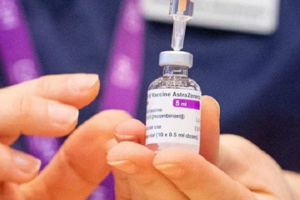 Más probable presentar trombos por Covid-19 que por vacuna de AstraZeneca: OMS