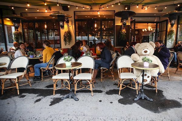 Multan a mil comensales parisinos por asistir a restaurantes clandestinos