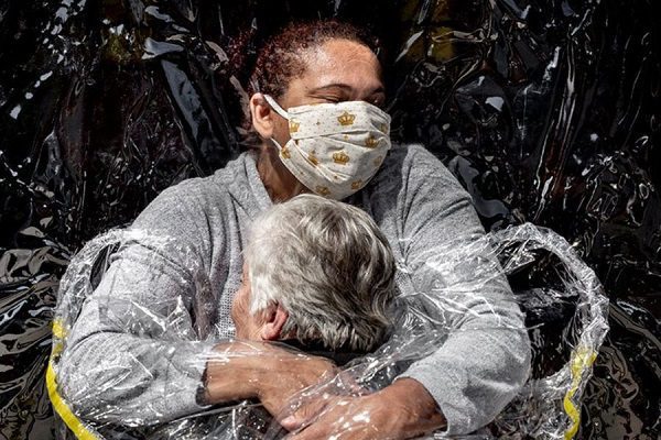 El 'primer abrazo' de la pandemia gana el World Press Photo