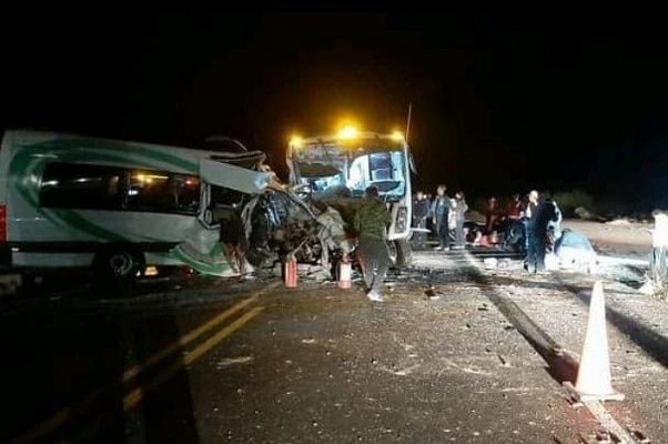 16 muertos tras choque entre transporte de personal y camioneta en Sonora c