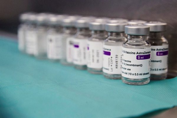 OMS reitera que beneficios de vacuna de AstraZeneca superan a los riesgos