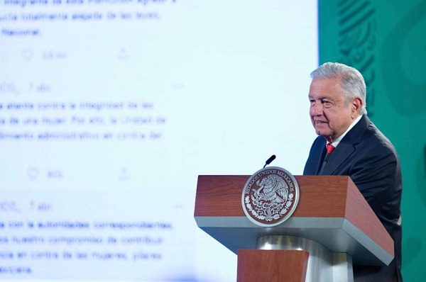 Cambios en libros gratuitos también son para combatir violencia en videojuegos: AMLO