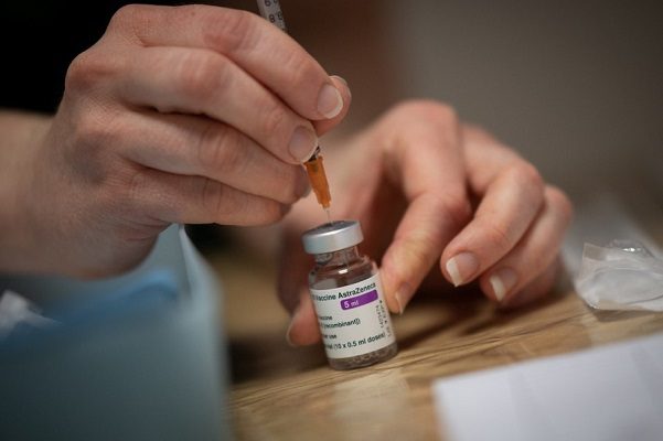 Oxford frena pruebas clínicas de vacuna de AstraZeneca en niños