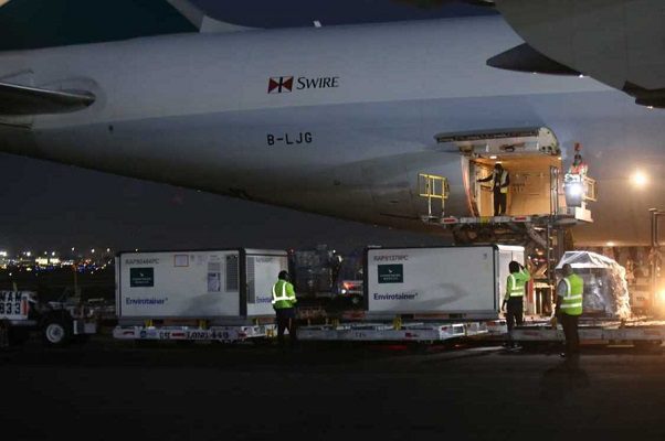 Llegan a México, medio millón de vacunas contra COVID-19 de Sinovac