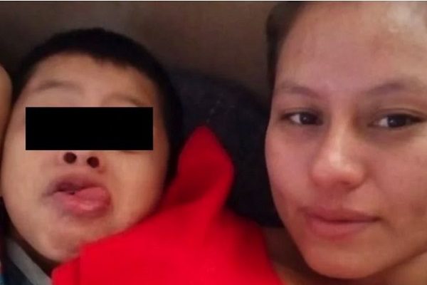 Liberan a la madre del niño migrante hallado solo en la frontera de EU