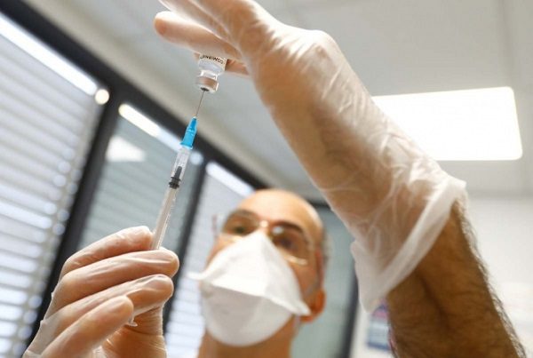 Países europeos evalúan mezclar vacunas por crisis con AstraZeneca