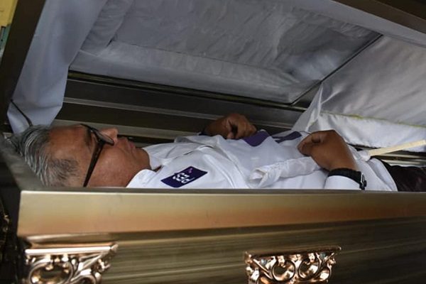 Desde un ataúd, candidato del PES inició su campaña política en Ciudad Juárez #VIDEO