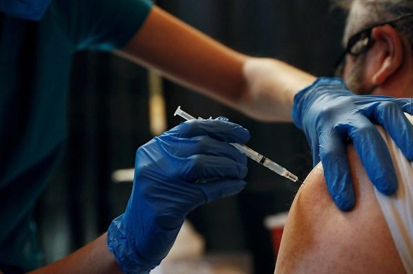 87 adultos mayores dieron positivo a Covid-19 tras vacunarse, en Guanajuato