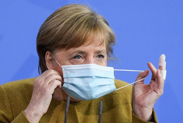 Angela Merkel recibe la primera dosis de la vacuna de AstraZeneca