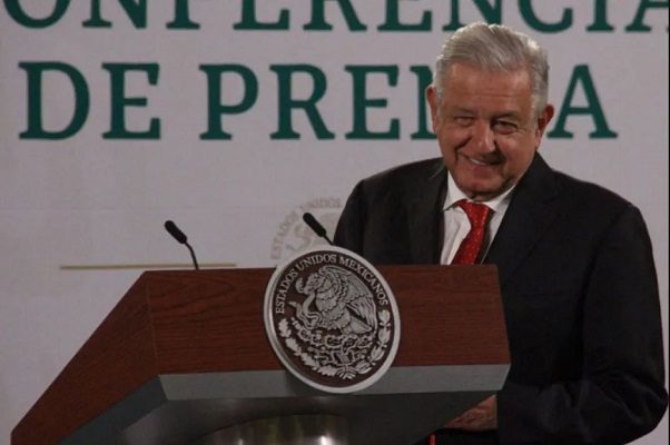Pese a veda electoral, AMLO enlista logros en tres entidades